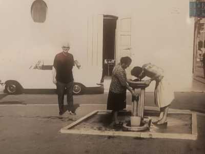 Il valore simbolico della fontanella � testimoniato anche dalla presenza, sulla parete di un vicino bar, di una bella foto in bianco e nero degli anni 60 che mostra due donne abbeversarsi e riempire un secchio